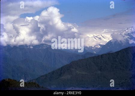 Tashi View Point ist eine der wichtigsten Touristenattraktionen von Gangtok und liegt 7 km von Gangtok City entfernt. Der Ort ist ein muss für Naturliebhaber, da er einen ausgezeichneten Blick auf die imposanten Himalaya-Berge bietet, insbesondere den Mount Kanchenjunga und Siniolchu. Stockfoto