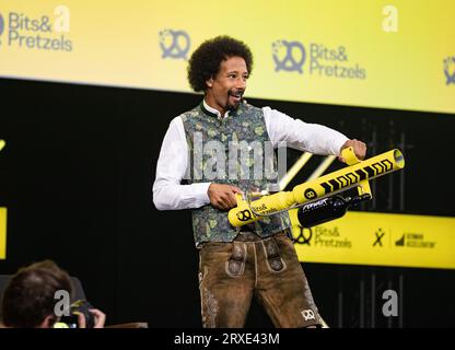 München, Deutschland. September 2023. Flo Akinbiyibei der 10. Bits 'n Pretzels am 24.9.2023 in München. Die BNP wird Start-ups, Kunden und Investoren zusammenführen. Die Messe ist auf 5000 Besucher limitiert. -- Flo Akinbiyi bei den 10. Bits 'n Bretzels am 24. September 2023 in München. Die BNP will Start-ups, Kunden und Investoren zusammenbringen. Die Messe ist auf 5000 Besucher beschränkt. (Foto: Alexander Pohl/SIPA USA) Credit: SIPA USA/Alamy Live News Stockfoto
