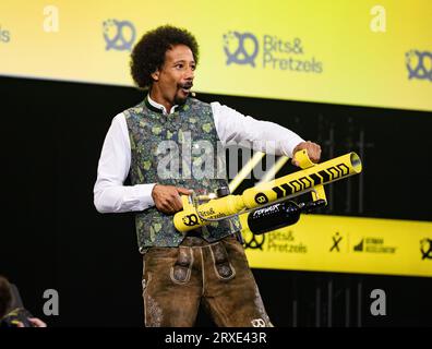 München, Deutschland. September 2023. Flo Akinbiyibei der 10. Bits 'n Pretzels am 24.9.2023 in München. Die BNP wird Start-ups, Kunden und Investoren zusammenführen. Die Messe ist auf 5000 Besucher limitiert. -- Flo Akinbiyi bei den 10. Bits 'n Bretzels am 24. September 2023 in München. Die BNP will Start-ups, Kunden und Investoren zusammenbringen. Die Messe ist auf 5000 Besucher beschränkt. (Foto: Alexander Pohl/SIPA USA) Credit: SIPA USA/Alamy Live News Stockfoto