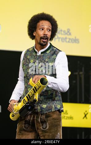München, Deutschland. September 2023. Flo Akinbiyibei der 10. Bits 'n Pretzels am 24.9.2023 in München. Die BNP wird Start-ups, Kunden und Investoren zusammenführen. Die Messe ist auf 5000 Besucher limitiert. -- Flo Akinbiyi bei den 10. Bits 'n Bretzels am 24. September 2023 in München. Die BNP will Start-ups, Kunden und Investoren zusammenbringen. Die Messe ist auf 5000 Besucher beschränkt. (Foto: Alexander Pohl/SIPA USA) Credit: SIPA USA/Alamy Live News Stockfoto