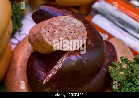 Handwerklich hergestellte mexikanische Würstchen und Chipolata-Schweinebraten in einem Metzgerladen auf der Grande Ile im historischen Zentrum von Straßburg, Elsass Frankreich Stockfoto