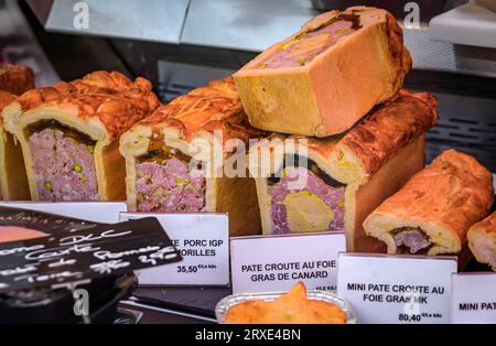 Foie Gras oder Entenleberpastete in einem Gebäck, Fleischpastete auf einem Bauernmarkt auf dem Place Broglie Square im historischen Zentrum von Straßburg, Elsass, Frankreich Stockfoto