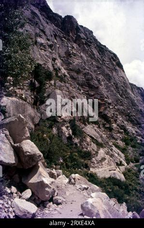 Rock View, Rocky Mountains auf dem Weg nach Gaumukh, Gangotri, Gomukh, auch bekannt als „Gaumukh“ oder „Gomukhi“, ist der Endpunkt oder Stintdorsch des Gangotri-Gletschers und die Quelle des Bhagirathi-Flusses, einer der Hauptquellenströme des Ganga-Flusses. Stockfoto