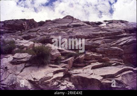 Rock View, Rocky Mountains auf dem Weg nach Gaumukh, Gangotri, Gomukh, auch bekannt als „Gaumukh“ oder „Gomukhi“, ist der Endpunkt oder Stintdorsch des Gangotri-Gletschers und die Quelle des Bhagirathi-Flusses, einer der Hauptquellenströme des Ganga-Flusses. Stockfoto