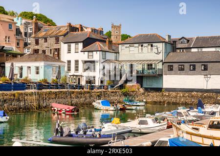 24. Mai 2022: Falmouth, Cornwall, UK – historische Gebäude am Falmouth Quay und Boote im Hafen. Sonniger Frühlingstag, keine Leute. Das Kettenschloss ist... Stockfoto