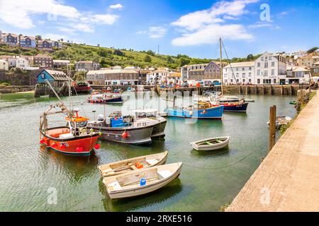 25. Mai 2023: Mevagissey, Roseland Peninsula, Cornwall, UK - der Hafen von Mevagissey an einem schönen Sommertag während der Hitzewelle 2023, mit Booten... Stockfoto