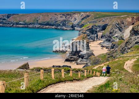 7. Juni 2023: Bedruthan Steps, Cornwall, UK - Bedruthan Steps, mit Pfad und Paar in Hüten, die Aussicht genießen. Stockfoto