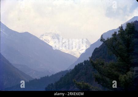 Der Mount Everest erhebt sich an der Grenze zwischen Tibet und Nepal und entstand vor zehn Millionen Jahren aus einem tektonischen Zusammenbruch zwischen der indischen und der eurasischen tektonischen Platte. Die Kollision zerbrach die Landschaft und erhob Berge entlang von etwa 1,5000 Meilen, eine Strecke, die wir als Himalaya kennen. Der Mount Everest ist der höchste Berg der Erde über dem Meeresspiegel und befindet sich im Untergebiet des Mahalangur-Himals. Die Grenze zwischen China und Nepal verläuft über ihren Gipfelpunkt. Seine Höhe beträgt 8.848,86 m Stockfoto