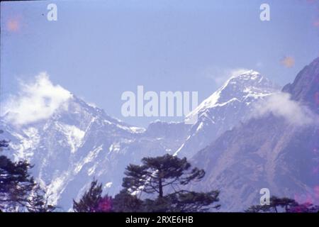 Der Mount Everest erhebt sich an der Grenze zwischen Tibet und Nepal und entstand vor zehn Millionen Jahren aus einem tektonischen Zusammenbruch zwischen der indischen und der eurasischen tektonischen Platte. Die Kollision zerbrach die Landschaft und erhob Berge entlang von etwa 1,5000 Meilen, eine Strecke, die wir als Himalaya kennen. Der Mount Everest ist der höchste Berg der Erde über dem Meeresspiegel und befindet sich im Untergebiet des Mahalangur-Himals. Die Grenze zwischen China und Nepal verläuft über ihren Gipfelpunkt. Seine Höhe beträgt 8.848,86 m Stockfoto