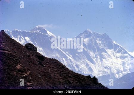 Der Mount Everest erhebt sich an der Grenze zwischen Tibet und Nepal und entstand vor zehn Millionen Jahren aus einem tektonischen Zusammenbruch zwischen der indischen und der eurasischen tektonischen Platte. Die Kollision zerbrach die Landschaft und erhob Berge entlang von etwa 1,5000 Meilen, eine Strecke, die wir als Himalaya kennen. Der Mount Everest ist der höchste Berg der Erde über dem Meeresspiegel und befindet sich im Untergebiet des Mahalangur-Himals. Die Grenze zwischen China und Nepal verläuft über ihren Gipfelpunkt. Seine Höhe beträgt 8.848,86 m Stockfoto