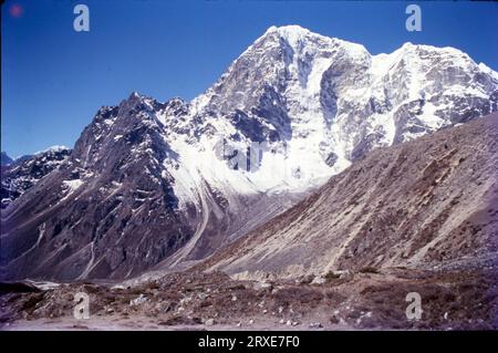 Thukla ist ein berühmter Ort als Gedenkpunkt. All die Wanderer, die ihr Leben verloren haben, um den Mt. Everest mit legendären Kletterern. Stockfoto