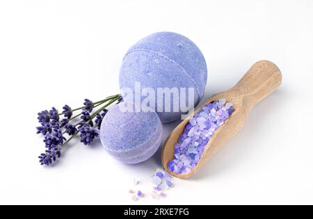 Lavendelbomben und Meersalz mit Lavendelblüten auf weißem Hintergrund. Pflanzliche gesunde Beauty Spa-Produkte. Aromatherapie und Kräutermedizin für b Stockfoto