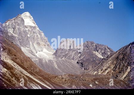 Der Cho Oyu ist mit 8.188 Metern (26.864 ft) der sethöchste Berg der Welt. Cho Oyu bedeutet auf Tibetisch „Türkische Göttin“. Der Berg ist der westlichste Hauptgipfel des Khumbu-Unterabschnitts des Mahalangur-Himalaya 20 km westlich des Mount Everest. Der Berg steht an der Grenze zwischen China und Nepal zur Provinz Nr.1. Stockfoto