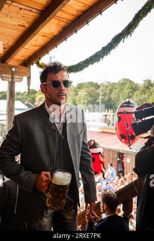 München Deutschland 24.9,2023, Fußball, Celebraties: Die Mannschaft des FC Bayern München besucht das KAEFER-Zelt auf dem Oktoberfest – Leon Goretzka FC Bayern München via FUFA61 Stockfoto