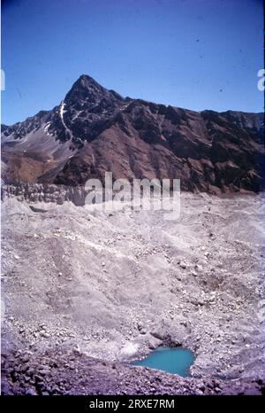 Der Cho Oyu ist mit 8.188 Metern (26.864 ft) der sethöchste Berg der Welt. Cho Oyu bedeutet auf Tibetisch „Türkische Göttin“. Der Berg ist der westlichste Hauptgipfel des Khumbu-Unterabschnitts des Mahalangur-Himalaya 20 km westlich des Mount Everest. Der Berg steht an der Grenze zwischen China und Nepal zur Provinz Nr.1. Stockfoto