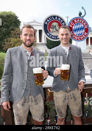 München Deutschland 24.9,2023, Fußball, Celebraties: Die Mannschaft des FC Bayern München besucht das KAEFER-Zelt auf dem Oktoberfest – von links: Harry Kane, Manuel neuer, FC Bayern München via FUFA61 Stockfoto