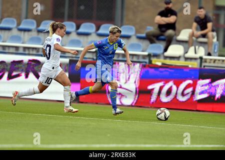 Nicht exklusiv: STAROGARD GDANSKI, POLEN - 22. SEPTEMBER 2023 - Mittelfeldspielerin Natiya Pantsulaya (R) aus der Ukraine und Mittelfeldspielerin Jelena Cankovic aus Serbien A Stockfoto