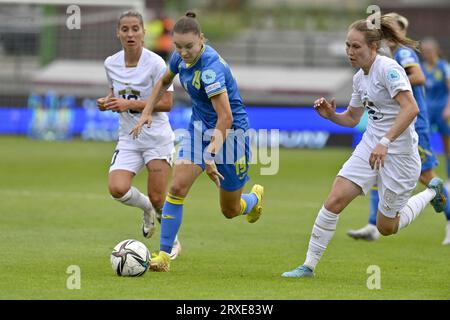 Nicht exklusiv: STAROGARD GDANSKI, POLEN - 22. SEPTEMBER 2023 - Mittelfeldspielerin Roksolana Krawtschuk (C) aus der Ukraine wird in Aktion mit Spielern aus Serbien gesehen Stockfoto