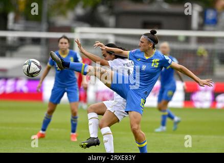 Nicht exklusiv: STAROGARD GDANSKI, POLEN - 22. SEPTEMBER 2023 - Mittelfeldspieler Viktoriya Hiryn (vorne) aus der Ukraine und Mittelfeldspieler Vesna Milivojevic aus Serben Stockfoto