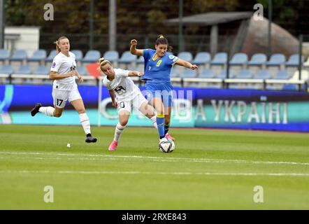 Nicht exklusiv: STAROGARD GDANSKI, POLEN - 22. SEPTEMBER 2023 - Mittelfeldspielerin Tijana Filipovic (L) aus Serbien hält Mittelfeldspielerin Nicole Kozlova aus der Ukraine b Stockfoto