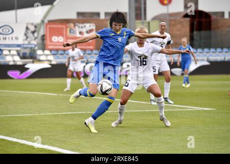 Nicht exklusiv: STAROGARD GDANSKI, POLEN - 22. SEPTEMBER 2023 - Stürmer Yana Kalinina (L) aus der Ukraine und Mittelfeldspieler Sara Pavlovic aus Serbien sind zu sehen Stockfoto
