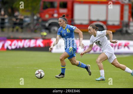 Nicht exklusiv: STAROGARD GDANSKI, POLEN - 22. SEPTEMBER 2023 - Mittelfeldspieler Viktoriya Hiryn (L) aus der Ukraine und Vorhut Miljana Ivanovic aus Serbien sind s Stockfoto