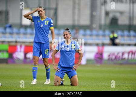 Nicht exklusiv: STAROGARD GDANSKI, POLEN - 22. SEPTEMBER 2023 - die Mittelfeldspieler Daryna Apanaschenko (L) und Viktoriya Hiryn aus der Ukraine sind in Aktion Stockfoto