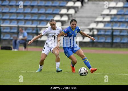 Nicht exklusiv: STAROGARD GDANSKI, POLEN - 22. SEPTEMBER 2023 - Mittelfeldspielerin Anna Petryk (R) aus der Ukraine und Vorhut Miljana Ivanovic aus Serbien sind zu sehen Stockfoto
