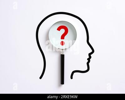 Um nach Antworten zu suchen. Brainstorming und Denken. Psychische Verwirrung. Stockfoto