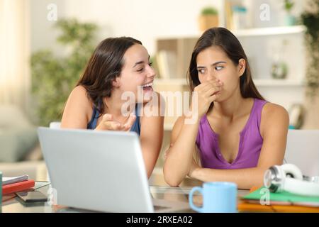 Frau mit schlechtem Atem, die zu Hause mit einem Freund redet Stockfoto