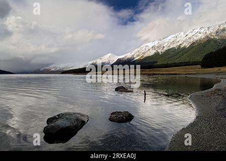 Atemberaubender Blick auf den North Mavora Lake mit schneebedeckten Bergen. Südinsel, Neuseeland Stockfoto