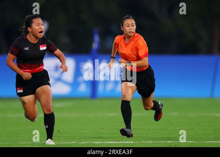 Hangzhou, China. September 2023. Hibiki Ikeda (Schiedsrichter) Rugby : Vorrunde der Frauen zwischen Hongkong und Singapur im Cangqian Athletics Field der Hangzhou Normal University während der China Hangzhou Asian Games 2022 in Hangzhou, China. Quelle: Naoki Nishimura/AFLO SPORT/Alamy Live News Stockfoto