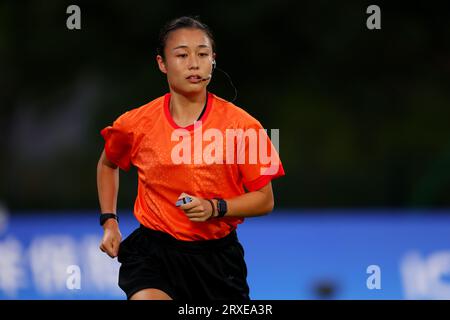 Hangzhou, China. September 2023. Hibiki Ikeda (Schiedsrichter) Rugby : Vorrunde der Frauen zwischen Hongkong und Singapur im Cangqian Athletics Field der Hangzhou Normal University während der China Hangzhou Asian Games 2022 in Hangzhou, China. Quelle: Naoki Nishimura/AFLO SPORT/Alamy Live News Stockfoto