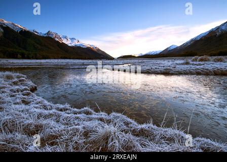 Frostiger Sonnenaufgang am Morgen mit schneebedeckten Bergen in Mavora Lakes, South Island, Neuseeland Stockfoto