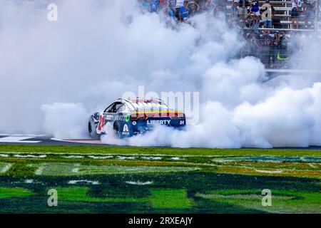 Fort Worth, Texas - 24. September 2023: William Byron, Fahrer der #24 Liberty University Chevrolet, nachdem er den NASCAR Autotrader EchoPark Automotive 400 auf dem Texas Motor Speedway gewonnen hatte. Quelle: Nick Paruch/Alamy Live News Stockfoto