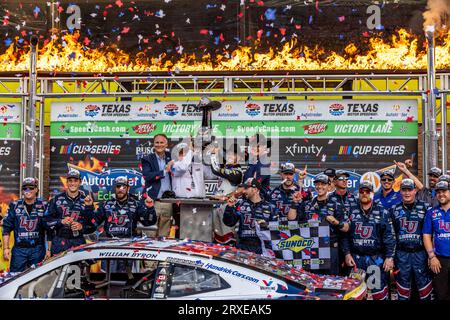 Fort Worth, Texas - 24. September 2023: William Byron, Fahrer der #24 Liberty University Chevrolet, nachdem er den NASCAR Autotrader EchoPark Automotive 400 auf dem Texas Motor Speedway gewonnen hatte. Quelle: Nick Paruch/Alamy Live News Stockfoto