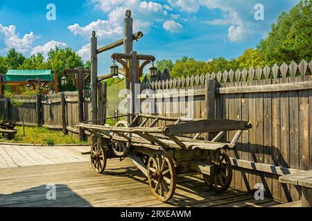 Der alte russische Wagen im Hof. Stockfoto