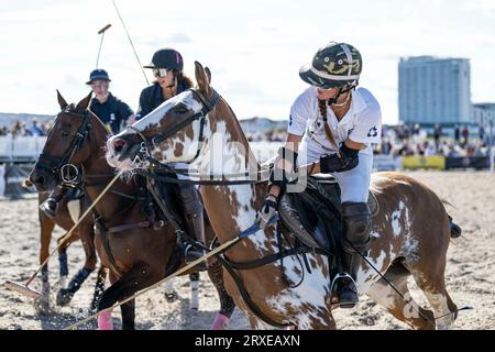 Rostock, Warnemünde Deutschland 24. September 2023: Beach Polo Masters Warnemünde 2023 im Bild: Vorne Leah Kawamoto Stockfoto