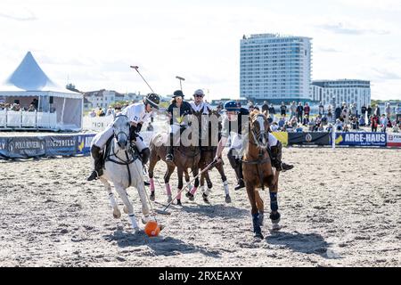 Rostock, Warnemünde Deutschland 24. September 2023: Beach Polo Masters Warnemünde 2023 im Bild: v. li. im Zweikampf Leah Kawamoto und Aziza Ghane Stockfoto