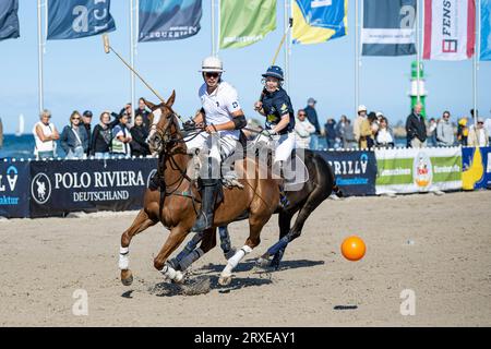 Rostock, Warnemünde Deutschland 24. September 2023: Beach Polo Masters Warnemünde 2023 im Bild: v. li. im Zweikampf Ken Kawamoto und Aziza Ghane Stockfoto