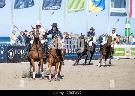 Rostock, Warnemünde Deutschland 24. September 2023: Beach Polo Masters Warnemünde 2023 im Bild: v. li. im Zweikampf Ken Kawamoto und Mona scharf Stockfoto