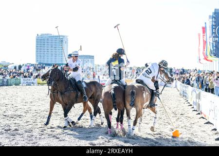 Rostock, Warnemünde Deutschland 24. September 2023: Beach Polo Masters Warnemünde 2023 Im Bild: 3. v.li. Mona scharf und Leah Kawamoto Stockfoto