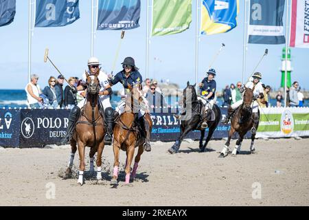 Rostock, Warnemünde Deutschland 24. September 2023: Beach Polo Masters Warnemünde 2023 im Bild: v. li. im Zweikampf Ken Kawamoto und Mona scharf Stockfoto