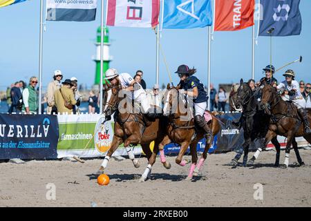 Rostock, Warnemünde Deutschland 24. September 2023: Beach Polo Masters Warnemünde 2023 im Bild: v. li. im Zweikampf Ken Kawamoto und Mona scharf Stockfoto