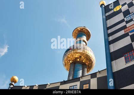 Mehrfarben-Spitelau-Verbrennungsofen und -Turm im Wiener Stadtzentrum. Österreich Stockfoto