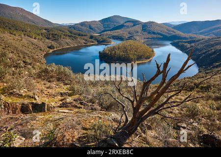 Melero schlängelt sich durch Berg- und Flusslandschaft in Extremadura, Spanien Stockfoto