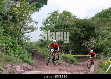 Chun'an, chinesische Provinz Zhejiang. September 2023 25. Li Hongfeng (vorn) und Ma Caixia aus China nehmen an den 19. Asienspielen im Chun'an County von Hangzhou, ostchinesische Provinz Zhejiang, am 25. September 2023 Teil. Quelle: Hu Huhu/Xinhua/Alamy Live News Stockfoto