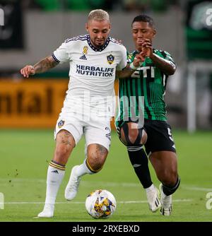 Austin, Texas. 24. September 2023: Der Mittelfeldspieler Diego Fagundez (21) aus Los Angeles Galaxy wird am 24. September 2023 von dem FC Austin Jhojan Valencia (5) während eines Major League Soccer Matches in (Credit Image: © Scott Coleman/ZUMA Press Wire) NUR REDAKTIONELL VERWENDET! Nicht für kommerzielle ZWECKE! Quelle: ZUMA Press, Inc./Alamy Live News Stockfoto