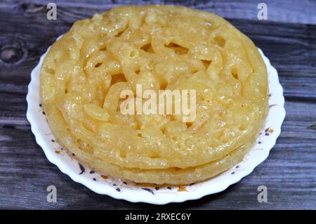 Ägyptischer Meshabek, ein abgerundeter Süßstoff aus frittiertem knusprigem Teig, der entweder in Honig oder Zuckersirup getränkt ist. Der Name wird in (verdreht) übersetzt. Stockfoto