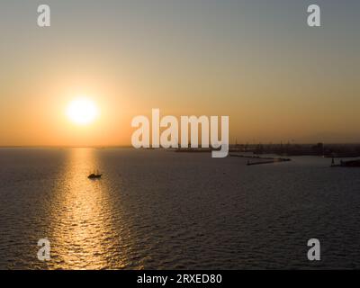 Griechenland, Thessaloniki, september 2023. Schiff bei Sonnenuntergang in der Bucht von thessalonica in der Nähe des Hafens. Stockfoto